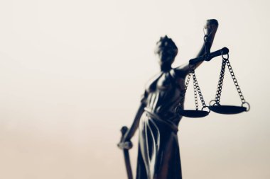 Bayan Adalet veya Justitia heykeli ile parlak arka plan ölçekte