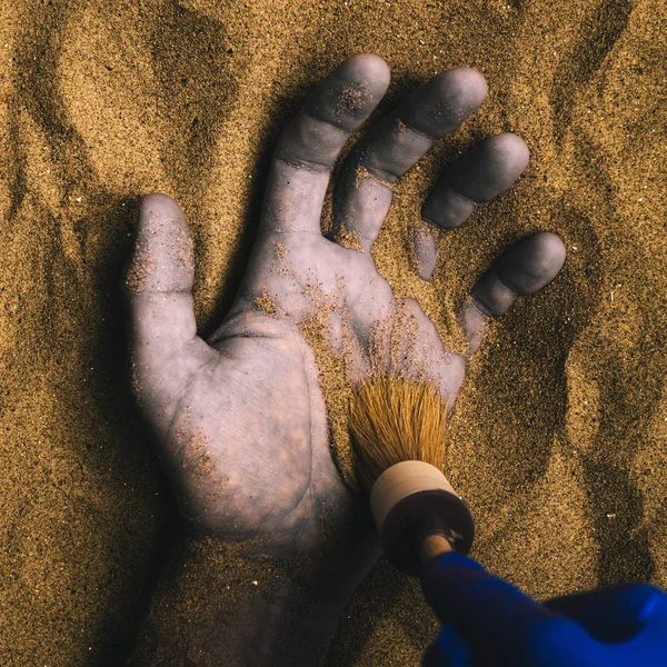 法医专家发现尸体埋在沙漠的沙子里冷案犯罪现场警察调查的概念性形象 — 图库照片