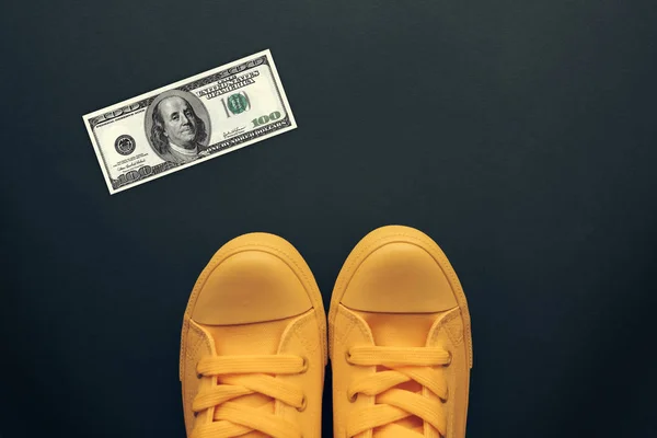 Found One Hundred Dollars Floor Top View Young Person Yellow — Stock Photo, Image