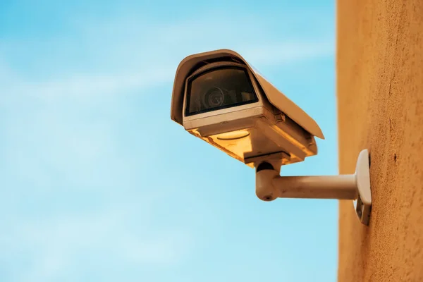 私有財産の監視と保護のための家外壁保護のメタルハウジングの屋外の保安用カメラをマウントします — ストック写真