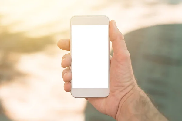 男性の手で空白の画面を持つスマート フォン 携帯アプリのスクリーン ショットをコピー スペースをモックアップします — ストック写真