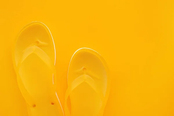 Ovanifrån Gul Flip Flops Par Samma Färgbakgrund Med Kopia Utrymme — Stockfoto