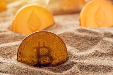Kum, kavramsal görüntü zaman test ayakta bulunmuş değerli cryptocurrency paralar için altın bitcoin.