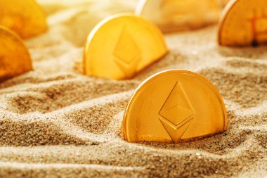 Kum, kavramsal görüntü zaman test ayakta bulunmuş değerli cryptocurrency paralar için altın ethereum.