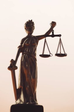 Bayan Adalet veya Justitia heykeli ile parlak arka plan ölçekte