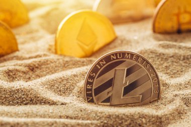 Kum, kavramsal görüntü için zaman test ayakta bulunmuş değerli cryptocurrency paralar Litecoin sikke gümüş.