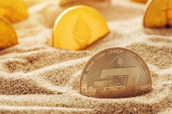 Серебряная Тире Песке Концептуальное Изображение Потерянных Найденных Ценных Криптовалютных Монет — стоковое фото