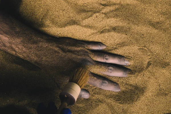 Forensic Expert Discovering Dead Body Buried Desert Sand Conceptual Image — Stock Photo, Image