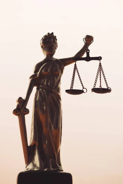 Estátua Senhora Justiça Justitia Com Escala Sobre Fundo Brilhante — Fotografia de Stock