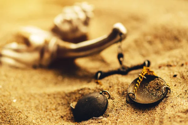 Çözülmemiş Soğuk Durumda Suç Kavramı Kuma Gömülü Ölçek Ile Bayan — Stok fotoğraf
