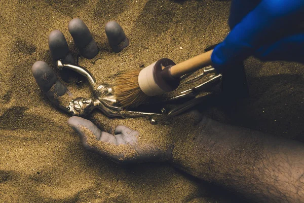 Forensisch Expert Ontdekken Lijk Begraven Woestijnzand Met Justitie Standbeeld Hand — Stockfoto