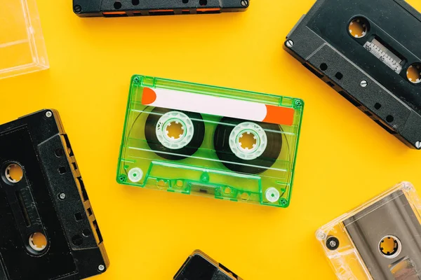 コピー スペース ミニマルな構成と明るい黄色の背景のオーディオ カセット テープの上から見る — ストック写真