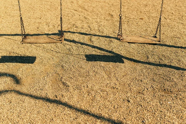 Par Baloiços Madeira Vazios Com Correntes Parque Infantil — Fotografia de Stock