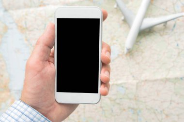 Akıllı telefon app mockup rezervasyon, boş ekran ile cep telefonu tutan işadamı iş seyahati için