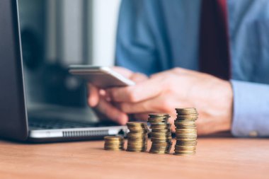 Madeni para stacker, muhasebe, bütçe ve vergi hesaplamalarını yaparken Office yığılmış para ile işadamı