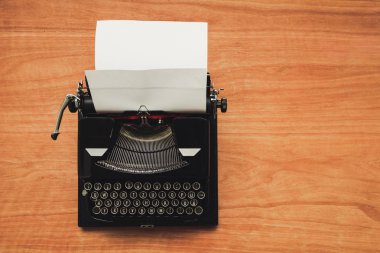 Blogging, yayımlama, gazetecilik veya şiir yazmak için kavramsal görüntü Vintage daktilo makinesi yazarlar Danışma, üstten görünüm düz üzerinde yatıyordu.