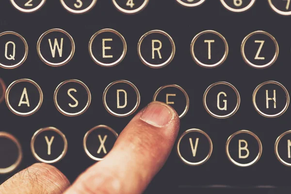 Finger Vintage Typewriter Machine Pushing Key — Stock Photo, Image