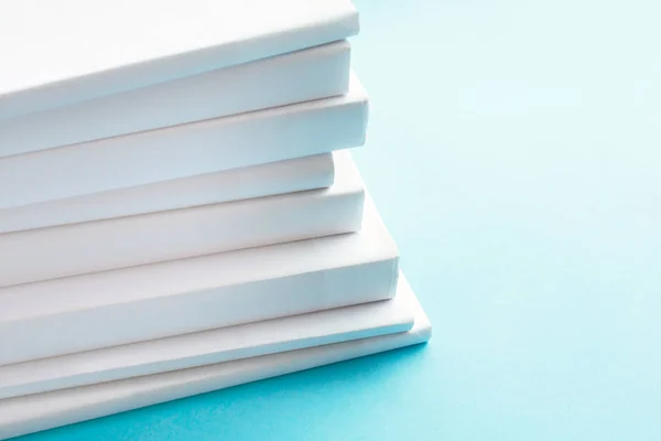 Livros Empilhados Como Modelo Capa Mock Fundo Azul — Fotografia de Stock