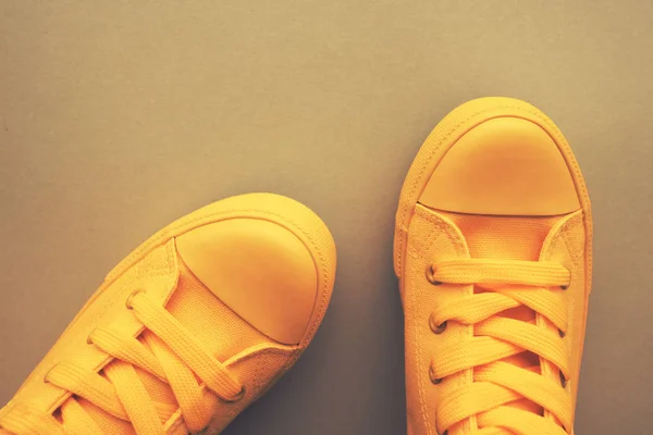 Estilo Juvenil Concepto Moda Zapatos Lona Amarilla Retro Desde Arriba — Foto de Stock