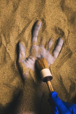 Adli tıp uzmanı çöl kuma gömülü ceset keşfetmek. Bir soğuk durumda cinayet suç mahalli polis soruşturma için kavramsal görüntü.