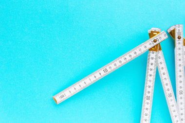 Ahşap marangoz katlama cetvel üzerinde mavi arka plan