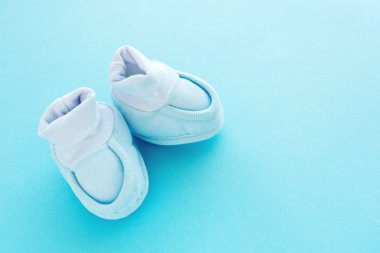 Yeni doğan bebek çocuk pamuk ayakkabısına pastel mavi arka plan