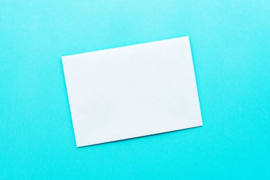Beyaz posta zarf üzerinde mavi arka plan alay etmek yukarıya
