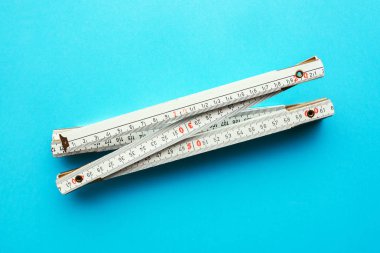 Ahşap marangoz katlama cetvel üzerinde mavi arka plan