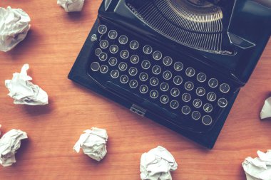 Daktilo ve çalışma masası üzerinde buruşuk Kağıt Writer's block konseptiyle