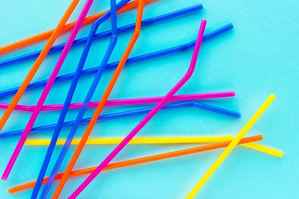 Yaz sezonu arka plan, kopya alanı ile mavi zemin üzerinde uçan kuştan içme renkli