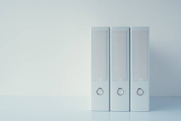 Архивные файлы документов кольцо папки папки папки папки в бизнес-офисе
