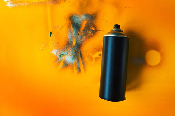 Zwarte Kleur Spuitbus Voor Graffiti Kunstwerk Grunge Gele Achtergrond — Stockfoto
