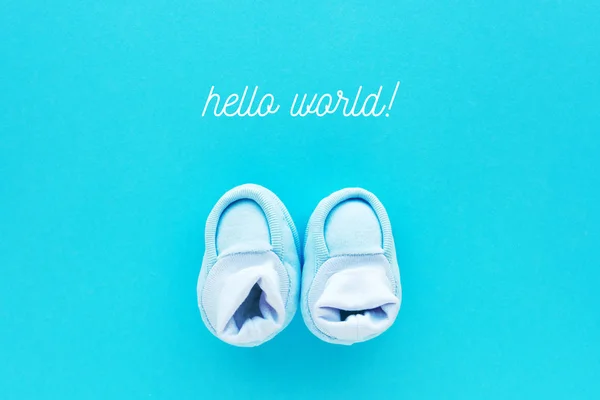 Hallo Welt Botschaft Mit Kleinen Neugeborenen Baby Boy Baumwollschuhe Von — Stockfoto