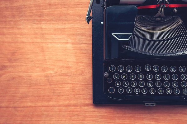 Винтажная пишущая машинка на письменном столе, верхний вид квартиры лежал концептуальный образ для блогов, публикаций, журналистики или поэзии
.