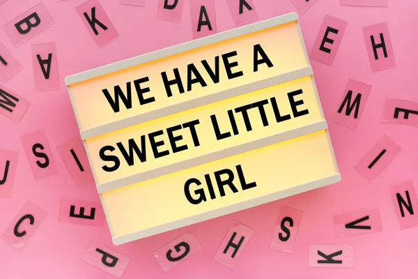 ピンクの背景に置かれたライト ボックスにある甘い小さな女の子メッセージ — ストック写真
