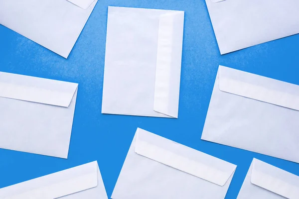 Witte Mail Enveloppen Mock Blauwe Achtergrond — Stockfoto
