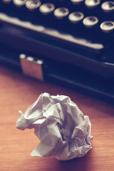 Schreibblockkonzept Mit Schreibmaschine Und Zerknülltem Papier Auf Dem Schreibtisch — Stockfoto