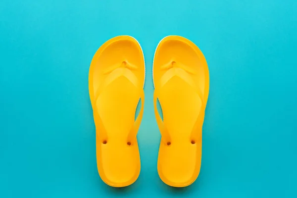 Gele Flip Flops Blauwe Achtergrond Bovenaanzicht Plat Leggen Minimale Samenstelling — Stockfoto