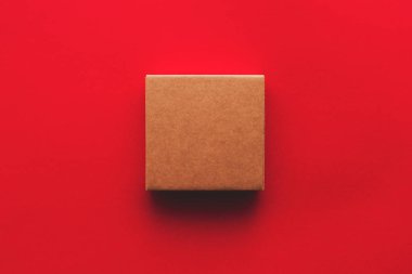 Karton kutu paket üstten görünüm kırmızı zemin üzerine