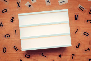Lightbox ve harfler üzerinde ahşap arka plan, alay için metin kopya yer boş