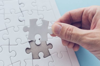 Başarılı bir şekilde çözme parçalı bulmaca adamım, çözümü tamamlamak için kayıp bir parça koyarak el