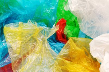 Renkli plastik torbalar, tüketim ve çevre kirliliği kavramı yığını