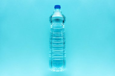 Plastik şişe su pastel mavi zemin üzerine