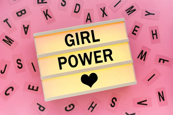 ライト ボックス上のテキストで女の子パワー コンセプト — ストック写真