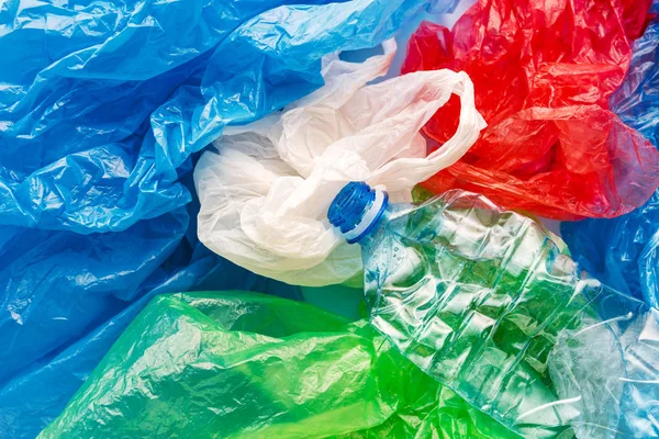 Stapel Van Kleurrijke Plastic Zakken Fles Consumentisme Milieuvervuiling Concept — Stockfoto