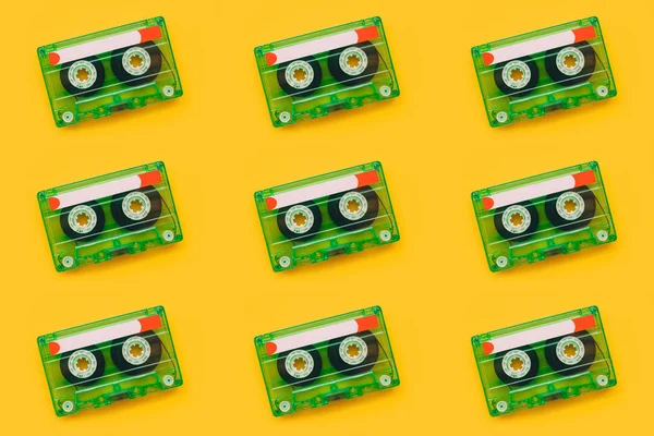 Sfondo Senza Cuciture Modello Audiocassette Sfondo Giallo Brillante Stile Retrò — Foto Stock