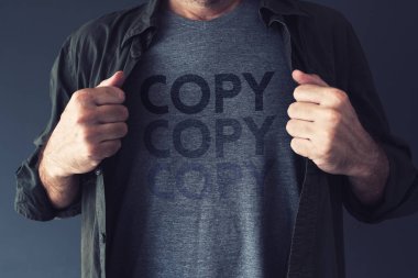 Taklitçi ve intihal kavramı, kelime Copy yinelenen adamın t-shirt üzerine kayboluyor