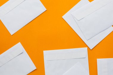 Sahte kopya yer olarak boş mesaj posta mektup zarfları üstten görünüm