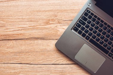 Dizüstü bilgisayar üstten görünüm boş kopya alanı ile ofis masasında