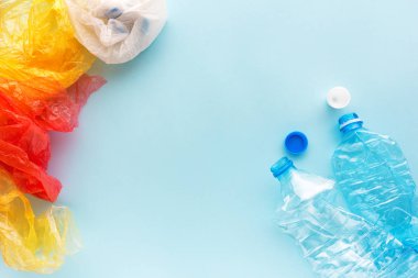 Plastik şişeler ve çanta ile kopya alanı geri dönüşüm, kavramsal görüntü için kullanılan